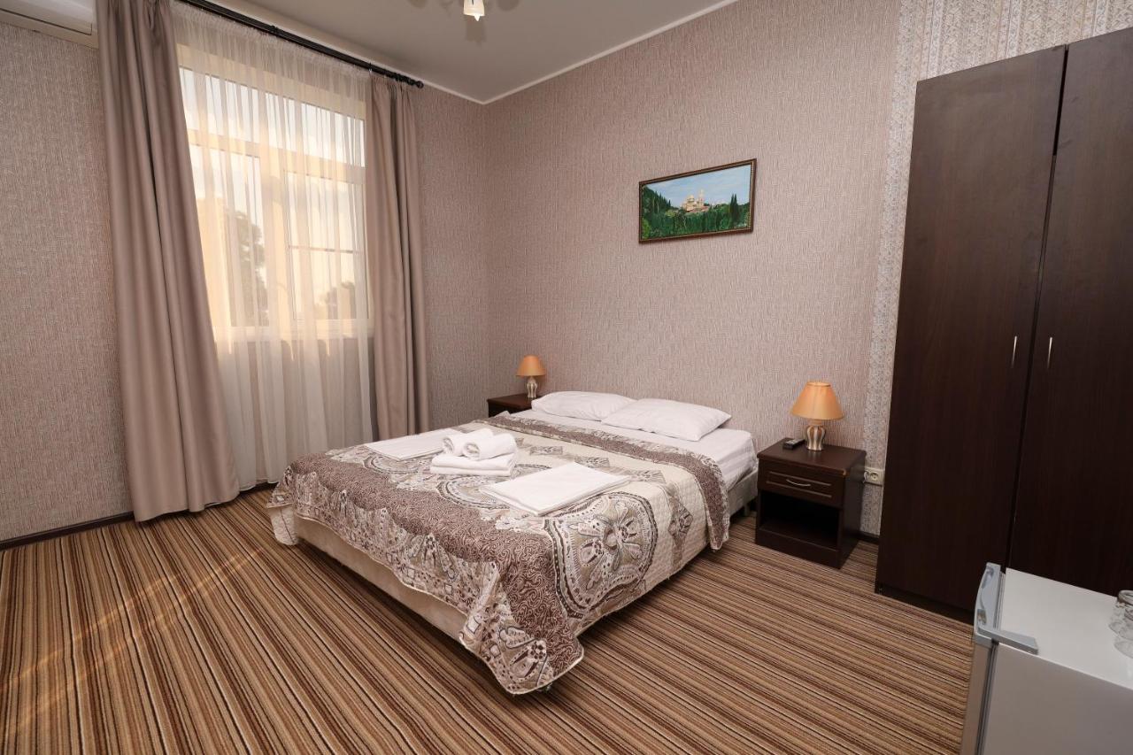 Hotel Capri Soechoemi Buitenkant foto