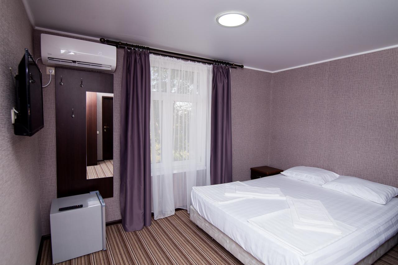 Hotel Capri Soechoemi Buitenkant foto
