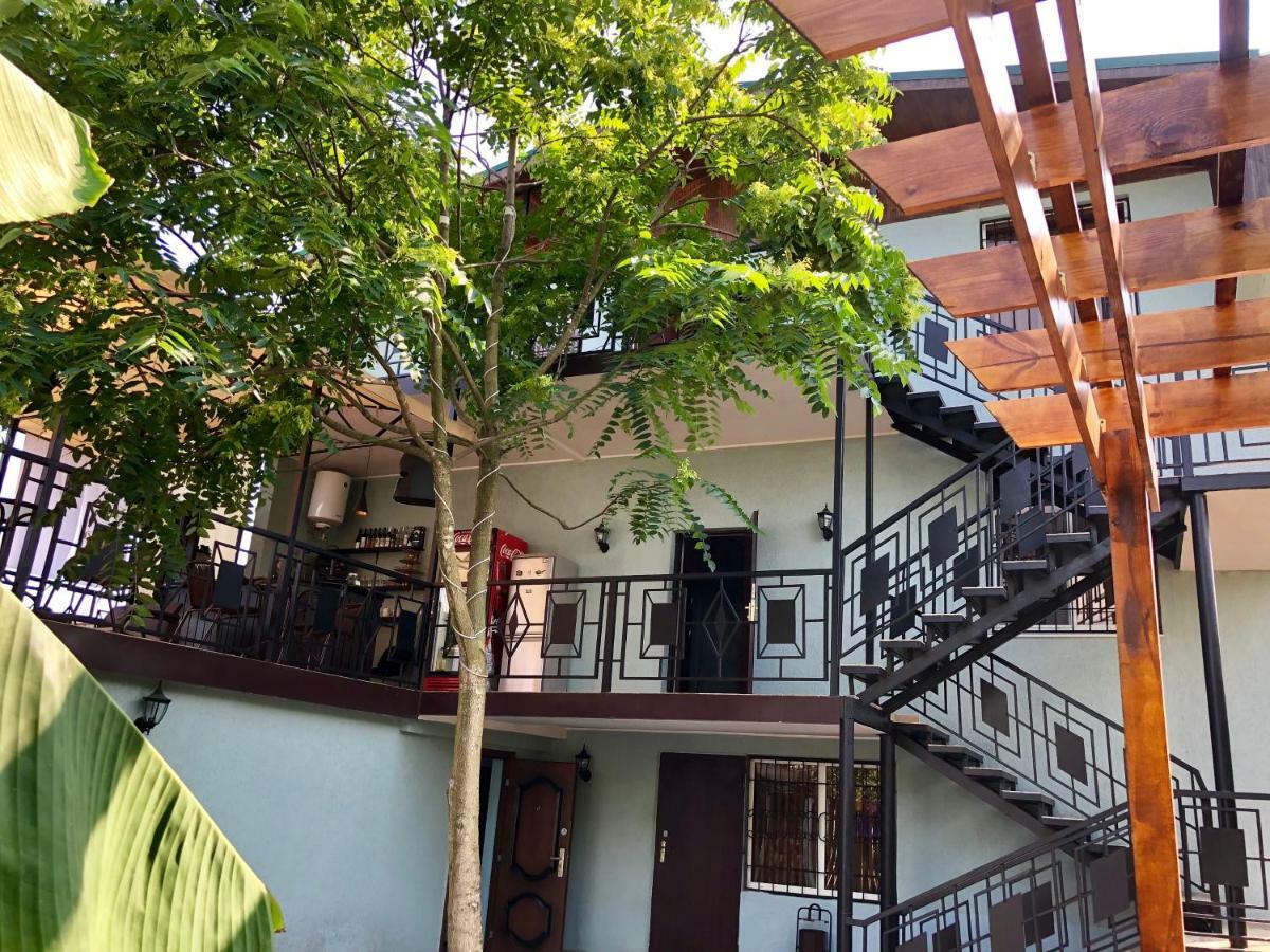 Hotel Capri Soechoemi Buitenkant foto