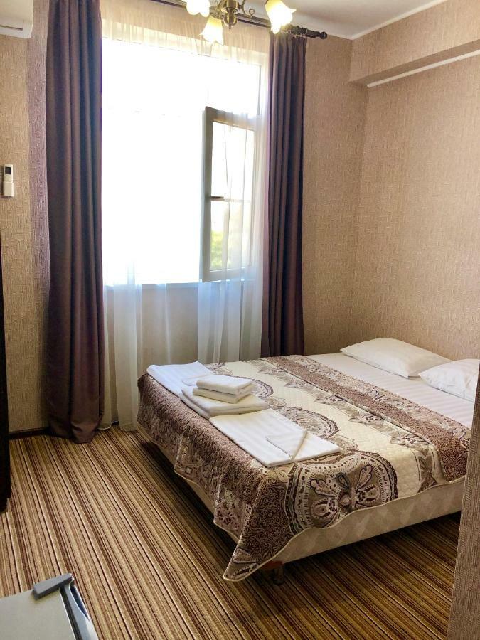 Hotel Capri Soechoemi Buitenkant foto