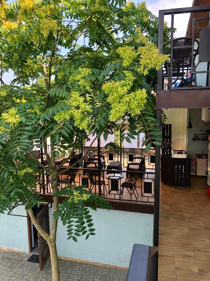 Hotel Capri Soechoemi Buitenkant foto