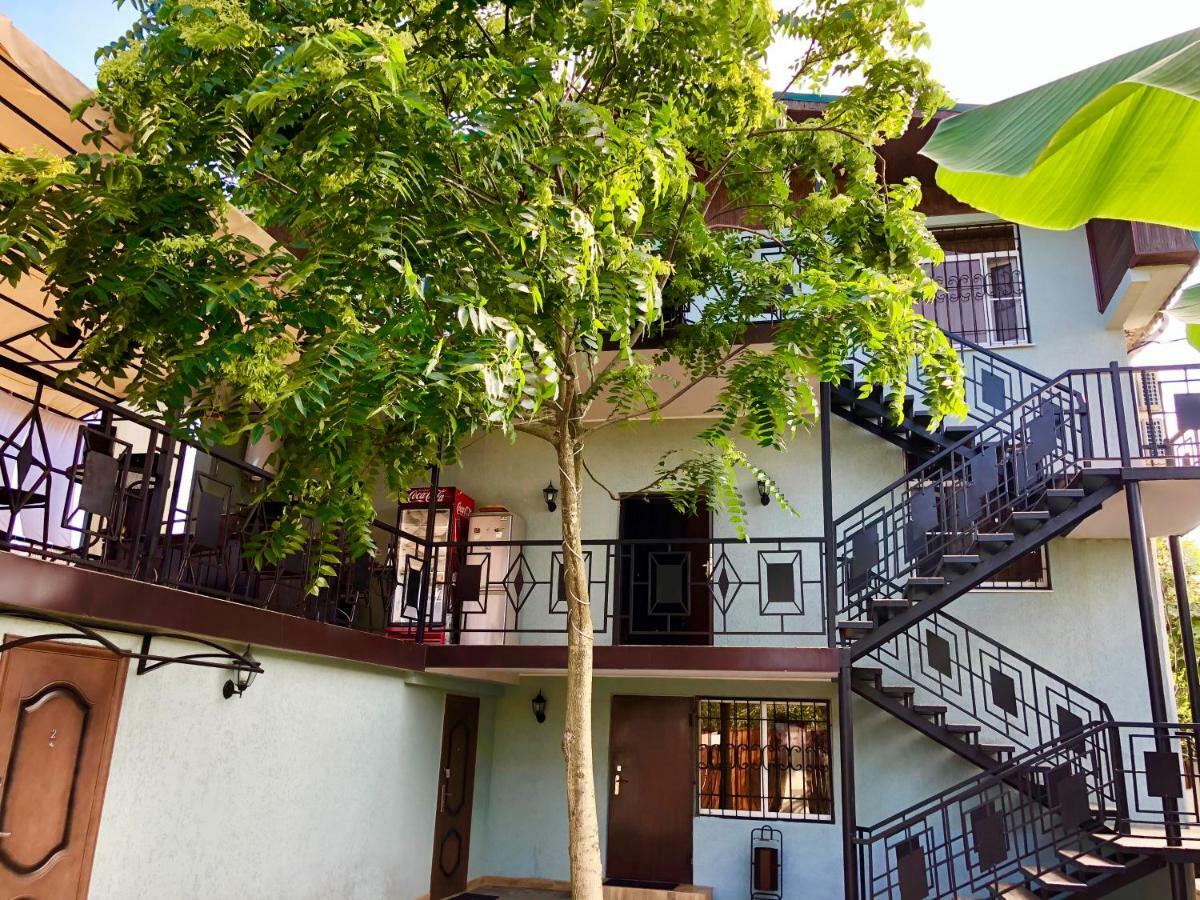 Hotel Capri Soechoemi Buitenkant foto
